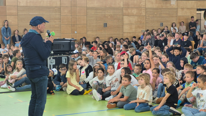 Herr Stippich stellt das Maskottchen des Kinder- und Familienhospiz Offenburg vor.