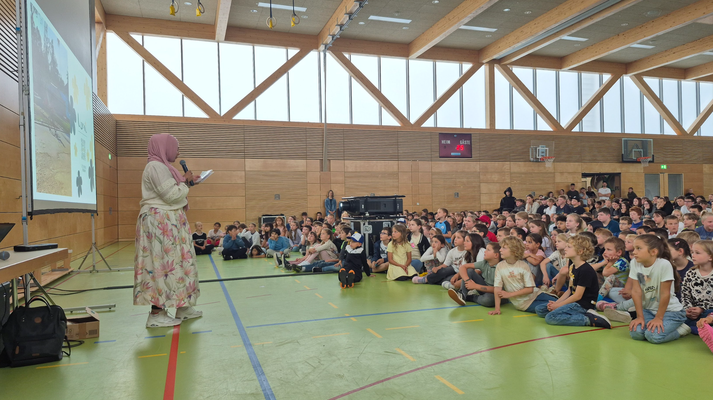 Frau Engin stellt das Kinderhilfsprojekt Uzuri in Sansibar vor.