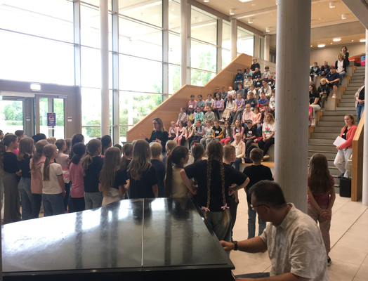 Der Grundschulchor singt beim Gegenbesuch aus Marlenheim