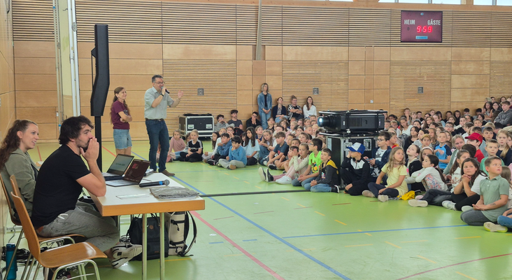 Schulleiter Christian Moser und SMV Lehrerin Raphaela Vietri begrüßen die Schüler.