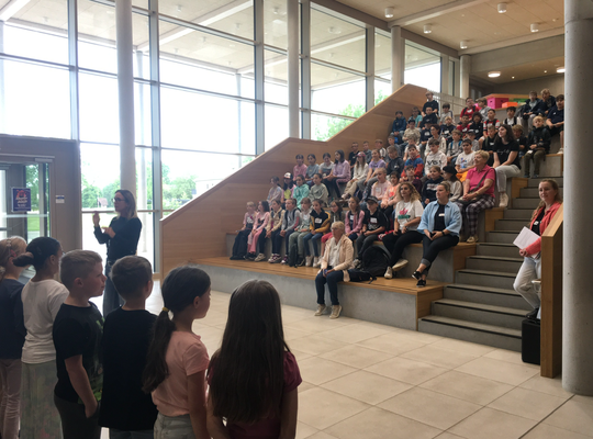 Der Grundschulchor singt beim Gegenbesuch aus Marlenheim