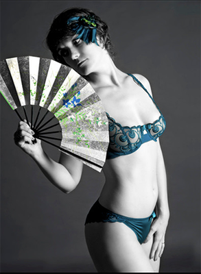 Erotik-Portrait einer jungen Frau mit grünen Dessous und Fächer, fotografiert von Antje Wiech