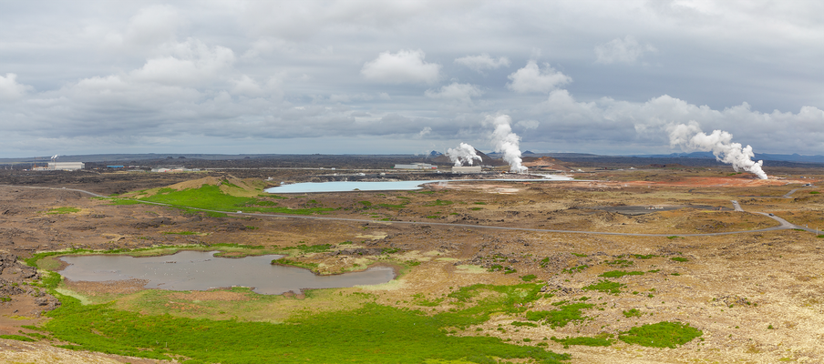 02.08. Reykjanesviti - Blick auf das Geothermalgebiet Gunnuhver und das Reykjanesvirkjun Kraftwerk