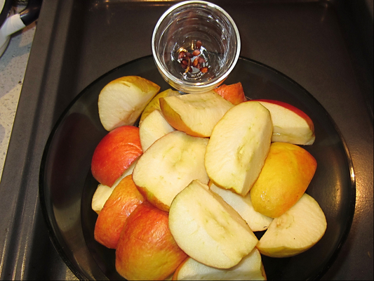 äpfel waschen und vierteln und entkernen. die kerne kann man für liköransätze verwenden.