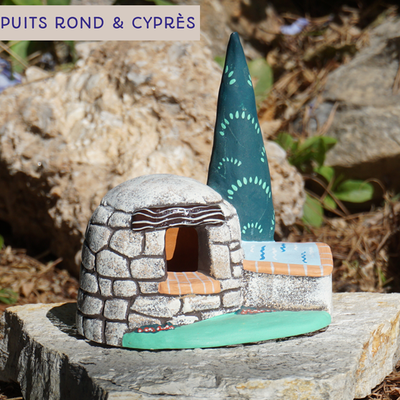 puits rond et cyprès