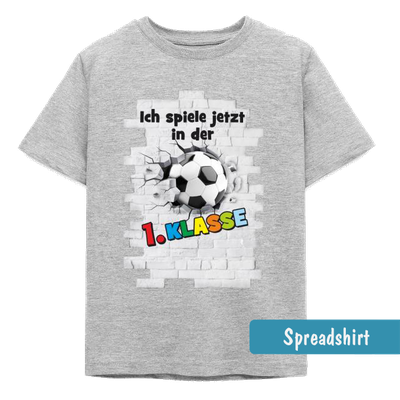 Personalisierbares Einschulungs-Design mit einem Fußball, der eine weiße Ziegelmauer durchbricht, und dem bunten Schriftzug „Ich spiele jetzt in der 1. KLASSE“.