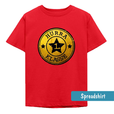Schulstart T-Shirt mit Stern Abzeichen in goldfarben - schwarz, darauf der Text Hurra 1. Klasse
