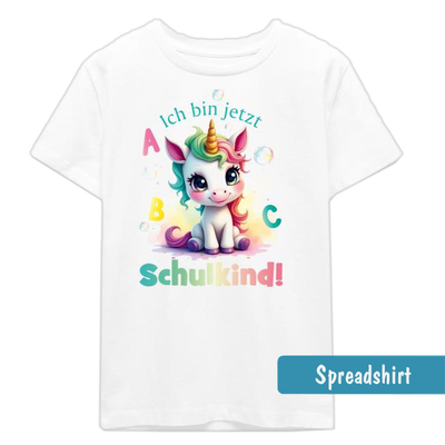 Weißes Einschulungs-T-Shirt. Aufdruck: Niedliches Einhorn im Aquarell Stil mit türkis, grün und rosa Mähne, großen Augen und bunten Seifenblasen und ABC Buchstaben. Text: Ich bin jetzt Schulkind, in den Farben türkis, grün, gelb rosa