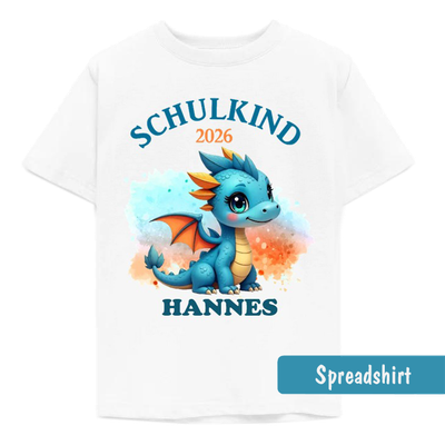 Niedlicher blauer Comic-Drache vor blau-orangefarbenem Aquarell-Farbklecks mit dem Text „Schulkind 2026“ in Dunkelblau.