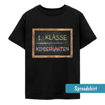 Einschulungs-Shirt mit Schiefertafel; das Wort „Kindergarten“ ist rot durchgestrichen, darüber steht in Kreide „1. KLASSE“.