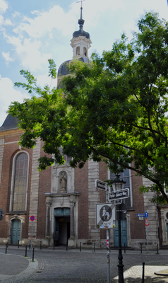 Die katholische Kirche St. Maximilian, heute meist Maxkirche genannt, im Düsseldorfer Stadtteil Carlstadt ist eine spätbarocke Kirche, die aus einem 1804 aufgehobenen Franziskanerkloster hervorging