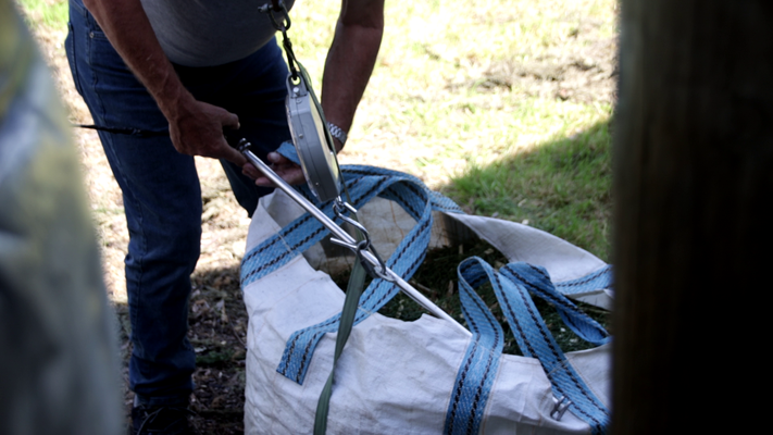 Un sac rempli de plusieurs dizaines de kg de branches de Ponderosa pour les distiller