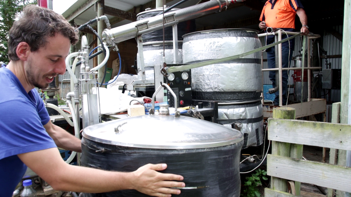 Adrien de Puri New Zealand aide à positionner la cuve remplit de branches de Ponderosa pour mettre sur la machine à distiller