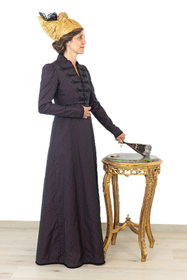 Die Gestaltungsmöglichkeiten der Empirekleider werden im Journal ausführlich erläutert. Stiltypisch ist die hohe, kurze Taille an Kleid und Spenzer. Hier eine Auszier im „Husarienne“-Stil.  Foto: Melanie Peterseil – Fine Art Photography