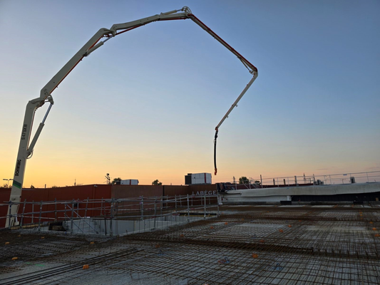 Chantier à Toulouse illustrant la réalisation d'un sol industriel pour un futur magasin.