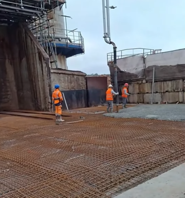 Coulage du béton sur 20 cm d'épaisseur pour uneusine