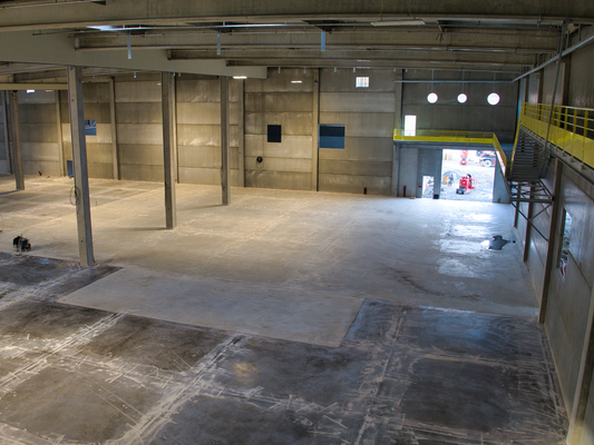 Chantier dans le sud de la France, sol pour un bâtiment industriel de 6000m² crée en 4 étapes, taloché à l'hélicoptère