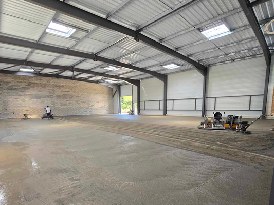 Chantier sol dallage pour des commerces et bâtiments d'activités, réalisé sur plusieurs tranches.