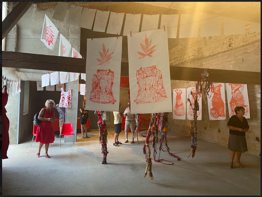 ROUGE installation Caroline Delannoy Préau de l'école de Fendeille