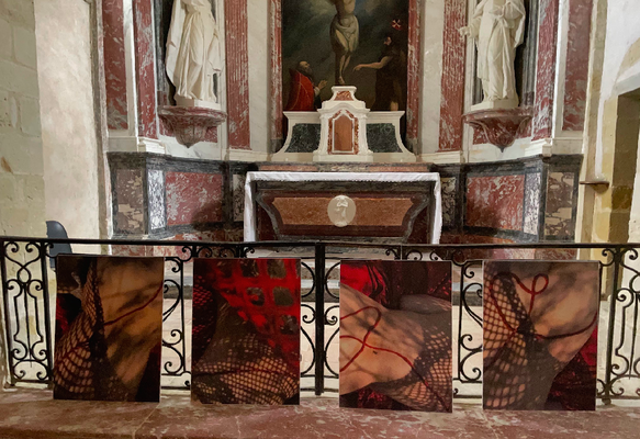 Installation ROUGE  caroline Delannoy/ Photos Louve dans les étoiles Chapelle de Besplas Villasavary