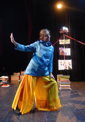 costume "A La Page" de Caroline Delannoy "A La Page, une épopée de papier" pour la Cie Rouge Virgule