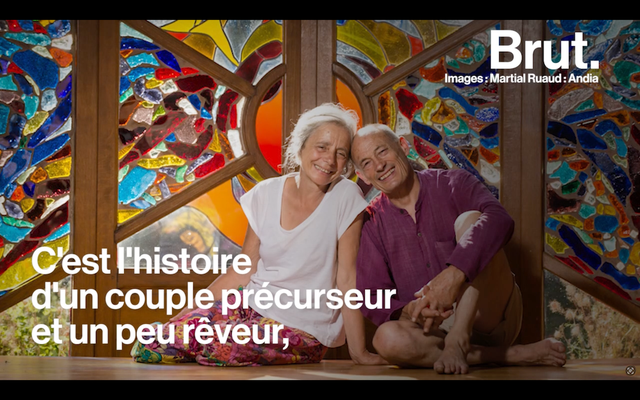 Patrick et Brigitte Baronnet dans leur maison autonome, Moisdon La Rivière (44) - Ecological house, a laboratory for life / Brut