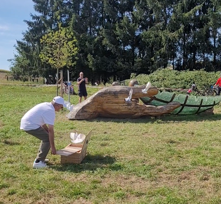 Friedel Bellgardt von der Blühfeldinitiative entlässt die Tauben in die Lüfte; Foto: VfKuHH