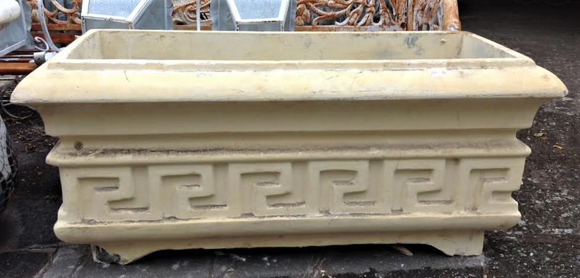 GRANDE FIORIERA IN CEMENTO STILE NEOCLASSICO. DIM. CM 115 X 50 X 50 H. Prezzo € 200 cad.