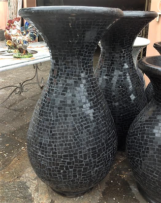 GRANDE VASO TEXTURE MOSAICO SMALTATO, MANIFATTURA ARTIGIANALE. STRUTTURA IN CEMENTO. DIAMETRO CM 60 X 130 H. Prezzo € 800 cad.