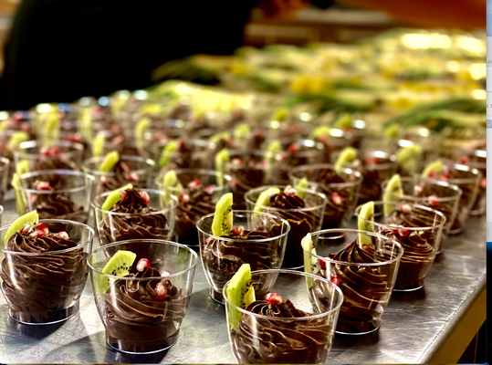 einfaches Dessert Buffet, Coco Pina Ananasschiffchen mit Kokosflocken, Honig und Kokoscreme. ausgarniert mit Kiwi und Granatapfelkerne...