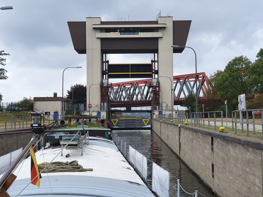 Schleuse Duisburg Meiderich Oberwasser (Rhein-Herne-Kanal) [© Andy R. 07.09.2022]