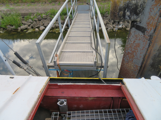 nach dem Verholen, Steg und Treppe fluchten wieder (© 17.05.2025 Uwe M.)