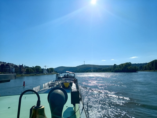 Reiseetappe Brohl-Lahnstein, Koblenz, auf der Steuerbordseite: Mündung der Rheinlache (ehemaliger Rheinseitenarm); Rhein-km 590; (© Andy R.)