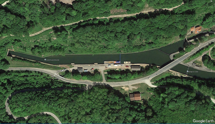 Liegeplatz vor dem Ostportal des Tunnels von Arzviller  (© GoogleEarth)