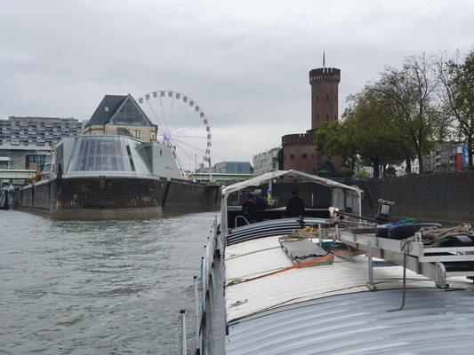 Köln, Einfahrt in den Rheinauhafen (Rhein-km 687.6), links das Schokoladenmuseum Lindt, rechts der Malakoffturm [© Andy R. 14.09.2022]