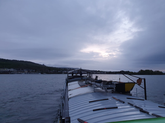 07:11 Uhr Bingen / Rüdesheim zu Berg [© Andy R. 18.09.2022]