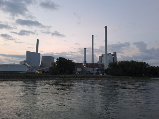 Tagesetappe Karlsruhe-Strassburg, ...das Rheinhafen-Dampfkraftwerk Karlsruhe (© pm)