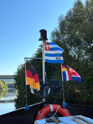 Die niederigen Brücken mit maximaler Durchfahrtshöhe von 3,5 m sind vorbei. Die Decksaufbauten werden wieder aufbebaut. (© 24.08.2025 Saskia G.)