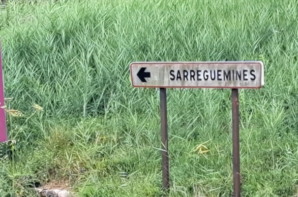 Wegweiser am Saar-Kohlen-Kanal (© Andy R. 21.08.2025)