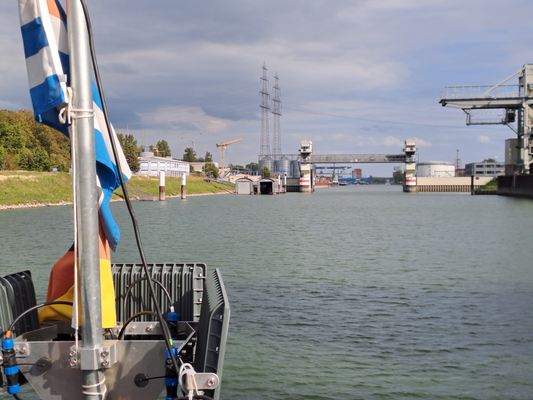 Tagesetappe Speyer-Karlsruhe, Rheinhafen Karlsruhe, Hochwassersperrtor (© pm)