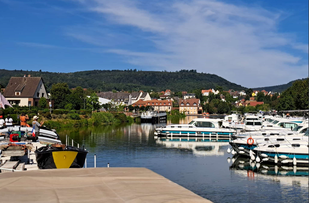 Mietboote im Yachthafen Saverne (© 19.08.2025 Andy R.)