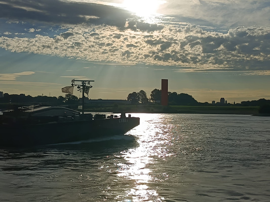 Reiseetappe Duisburg-Düsseldorf, auf dem Rhein zu Berg (© Andy R.)