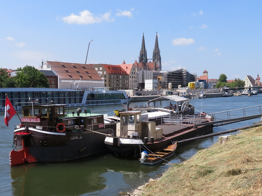 WILLI am Anleger «WILLI» in Regensburg © Uwe M.