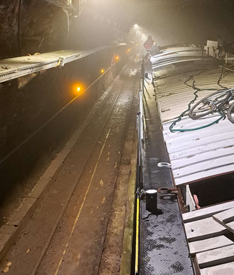 Die Schienen der ehemaligen Treidellokomotiven im Tunnel von Arzviller (© Andy R. 21.08.2025)