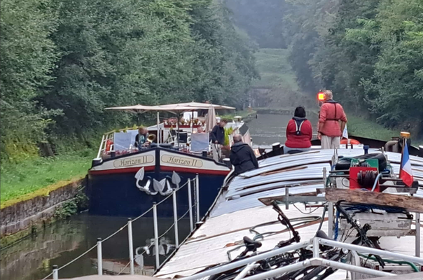 Schiffsbegegnung nach dem Tunnel von Arzviller (© Andy R. 21.08.2025)
