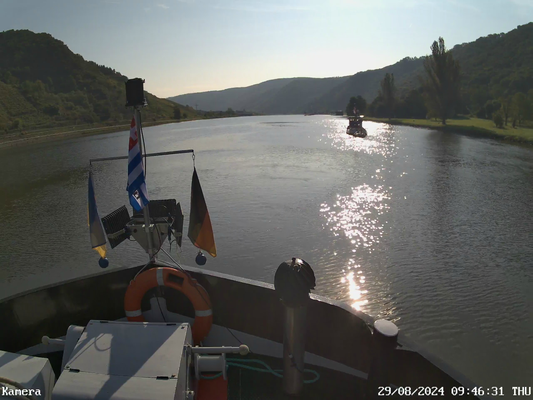 WILLI und BAYERN 2 warten im Oberwasser auf die Moselschleuse Müden (© 29.08.2024 reolink Bugkamera)