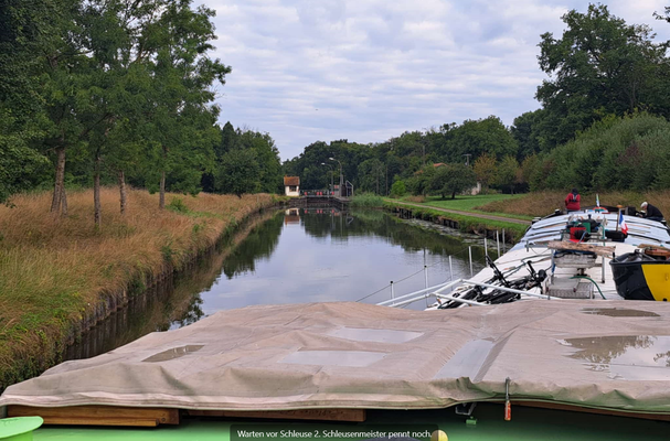Écluse n° 2 des Belles-Forêts (© 22.08.2025 Andy R.) Die Schleusen werden von der  französischen staatlichen Wasserstrassenverwaltung «Voies navigables de France (VNF)» zentral ein- und ausgeschaltet und sollten zwischen 8 und 19 Uhr in Betrieb sein.