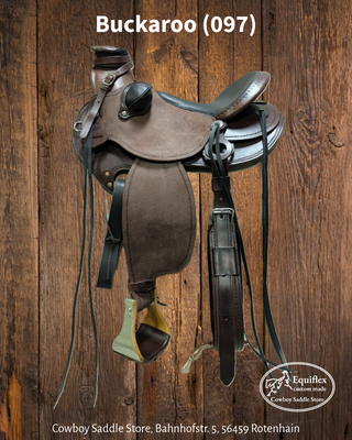 Lederfarbe Chocolate, Sitz und Fender in rough out, Sitzleder Glattleder Schwarz, Halfseat, Bucakroo Cantle