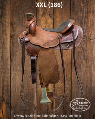 Modell "Ranchhand", Lederfarbe New Castano, Seat Jockey u. Fender in Rough out, Sitzleder Parana Dunkelbraun, Conchos Jeremiah Watt m. Strings, Punzierung Basket Spot Tooling, Flex Rigging