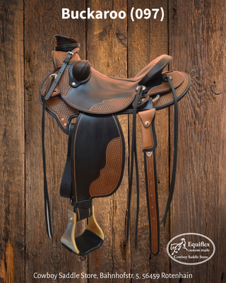 Lederfarbe Oil Tan, Sitzleder Glattleder Schwarz, Inlay Seat, Jeremiah Watt Conchos und D-Ringe, Hintergurt (Flank Billets) mit Messertasche